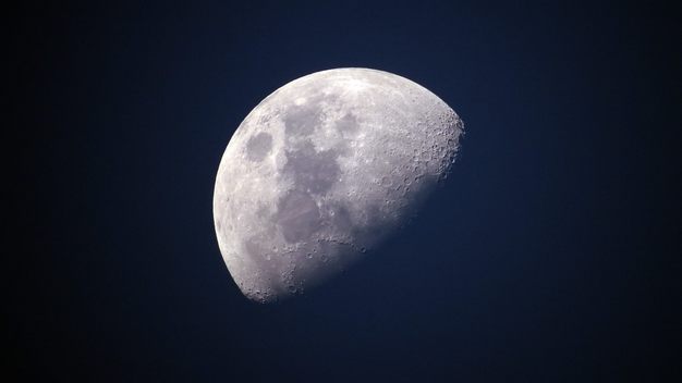 Abbiamo davvero bisogno della luna?