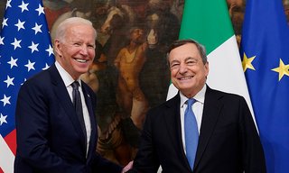Fuori dal coro Mario Draghi incontra Joe Biden 2022x00